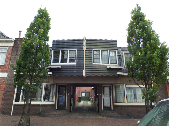 Wijkstraat 37-39, Appingedam.
              <br/>
              Olga van den Muyzenberg, augustus 2014